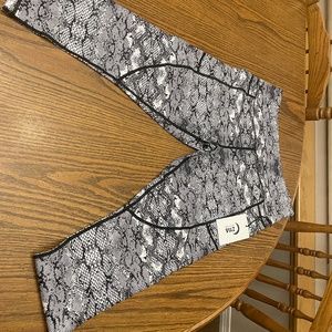 Cobra Metallic Pocket Light n Tight Hi-Rise Capri